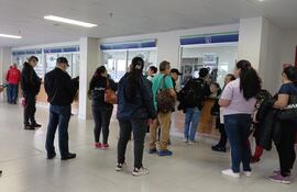 Gran cantidad de pacientes esperado en la farmacia del IPS.