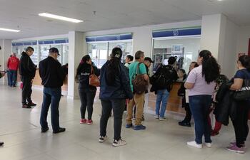 Gran cantidad de pacientes esperado en la farmacia del IPS.