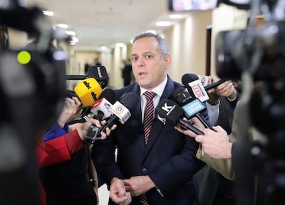 Camilo Benítez Aldana en el centro, hablando a varios periodistas, con micrófonos de medios de comunicación locales alrededor.