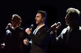 Federico Picone, Sebastián Russo y Alejandro Falcone, integrantes del trío Héroe Lírico & Pop durante su presentación en el Teatro del Hotel Guaraní.