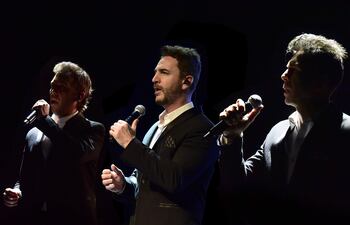 Federico Picone, Sebastián Russo y Alejandro Falcone, integrantes del trío Héroe Lírico & Pop durante su presentación en el Teatro del Hotel Guaraní.