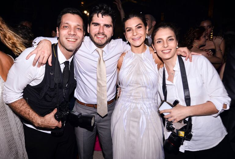 El fotógrafo Mauricio Gennaro con los recién casados.