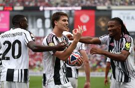 El centrocampista turco de la Juventus, Kenan Yildiz, es felicitado por el delantero francés de la Juventus, Randal Kolo Muani, y el centrocampista francés de la Juventus, Khephren Thuram-Ulien, tras marcar el tercer gol de su equipo durante el partido de fútbol del Grupo G de la Copa Mundial de Clubes de la FIFA 2025 entre la Juventus de Italia y el Wydad AC de Marruecos, en el estadio Lincoln Financial Field de Filadelfia