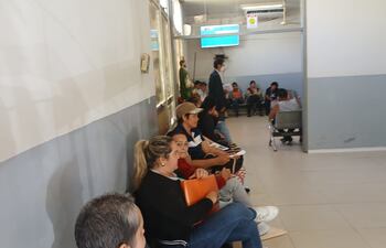 Larga fila de pacientes en el Incan para realizarse el tratamiento de radioterapia.