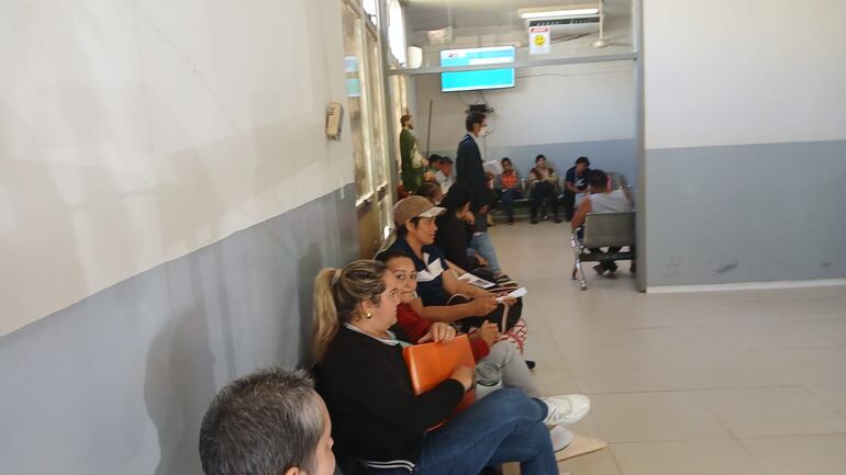 Larga fila de pacientes en el Incan para realizarse el tratamiento de radioterapia.
