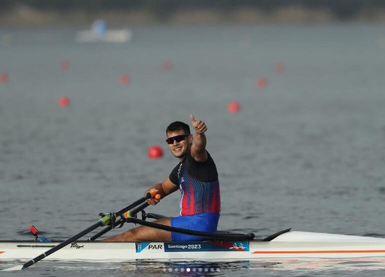 Javier Andrés Insfrán Torres (24 años) culminó primero el repechaje en el singles sculls y competirá hoy en las semifinales A/B.