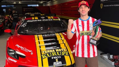 Óscar Bittar, con la albirroja puesta, celebra la victoria con el trofeo en mano.