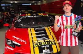 Óscar Bittar, con la albirroja puesta, celebra la victoria con el trofeo en mano.