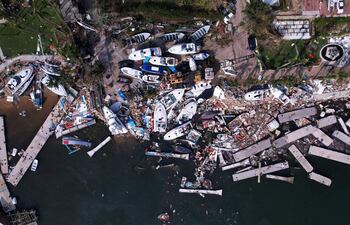 Fotografía aérea que muestra el club de yates de Playa Manzanillo tras el paso del huracán Otis hoy, en Acapulco (México). El club de yates de Playa Manzanillo, uno de los destinos turísticos más importantes del país, quedó arrasado por el paso del huracán Otis el pasado miércoles.