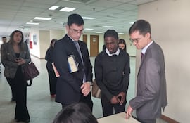 Jabarí Stephan Brown (c), acompañado de sus defensores, antes de ingresar a una de las salas de Juicio del Palacio de Justicia. Atrás la fiscala Ingrid Cubilla (i), para la declaración testimonial ante la juez Rosarito Montanía.