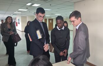 Jabarí Stephan Brown (c), acompañado de sus defensores, antes de ingresar a una de las salas de Juicio del Palacio de Justicia. Atrás la fiscala Ingrid Cubilla (i), para la declaración testimonial ante la juez Rosarito Montanía.