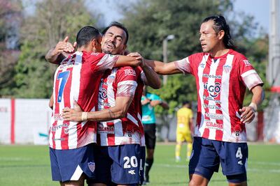 Kevin Quiñónez (7), autor del segundo tanto albirrojo, recibe las felicitaciones del experimentado Manuel Maciel y Rolando Bogado. (Foto: APF)