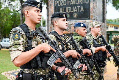 Imagen ilustrativa: uniformados militares con armas.
