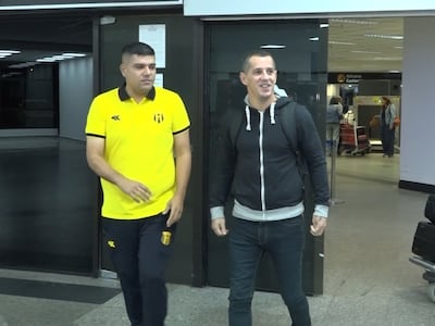 El argentino Leandro Romagnoli (d) durante la llegada al Aeropuerto Internacional Silvio Pettirossi para oficializar con Guaraní.