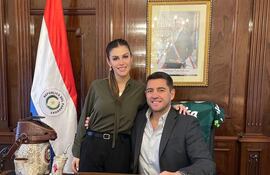 Montserrat Alliana, junto a su padre, el vicepresidente Pedro Alliana.