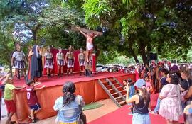 Una multitud acompañó la tradicional viacrucis del grupo Crisma y la Policía Nacional en la parroquia Domingo Savio.