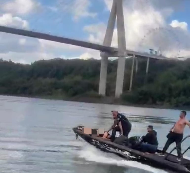 Momento en que el joven era trasladado en lancha hacia la costa paraguaya del río Paraná.