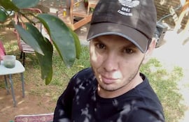 Víctor Manuel Glizt Velázquez en una foto de redes sociales. Aprovechó la libertad condicional que le otorgaron en un caso de secuestro, para realizar un violento asalto en Mariano Roque Alonso, durante el cual violó a una de las víctimas. Ocurrió en diciembre de 2022.