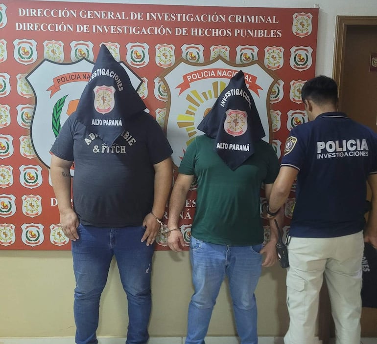 Dos de los detenidos durante el robo de celulares de alta gama.