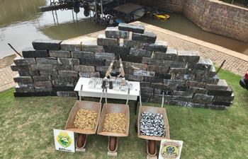 Armas, municiones y drogas incautadas por la Policía Federal brasileña en la frontera con el Paraguay.