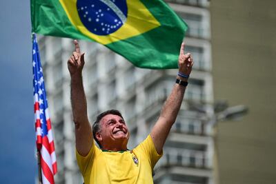 El expresidente brasileño Jair Bolsonaro hace un gesto durante un mitin en Río de Janeiro, Brasil.