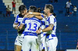 Los jugadores de 2 de Mayo celebran un gol en el partido frente a Sportivo Trinidense por el torneo Apertura 2026 de la Primera División de Paraguay en el estadio Río Parapití, en Pedro Juan Caballero, Paraguay.