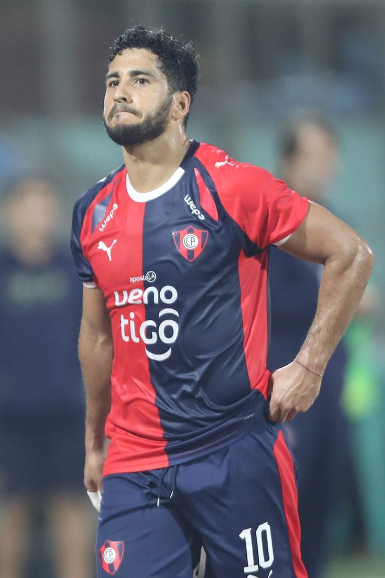 Cecilio Domínguez enfocado por las cámaras, pero esta vez no fue por salir la figura, sino por su irresponsable expulsión que dejó a Cerro con uno menos.