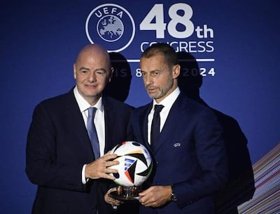 Aleksander Ceferin (derecha), presidente de la UEFA, con Gianni Infantino, titular de la FIFA.
