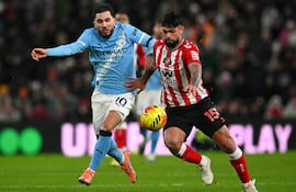 El defensor paraguayo Omar Alderete (29 años), a la derecha, últimamente titular del Sunderland AFC.