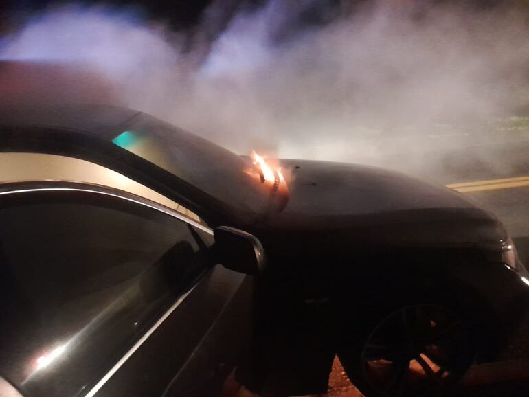 Los bomberos lograron sofocar el incendio del automóvil involucrado en la persecución policial.