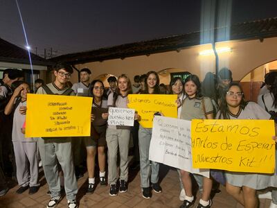 Con ingeniosos carteles, los alumnos del colegio Carlos A. López se manifestaron por la falta de kits escolares.