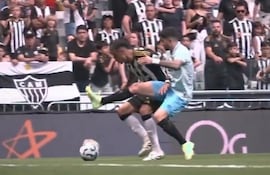 El paraguayo Mathías Villasanti, jugador de Gremio de Porto Alegre, sufre una lesión en la rodilla izquierda en el partido frente a Atlético Mineiro por la fecha 19 de la SErie A de Brasil en el estadio MRV, en Belo Horizonte, Brasil.