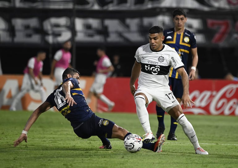 Marcos Gómez (d), jugador de Olimpia, pelea el balón en un partido ante Sportivo Trinidense por el torneo Clausura 2023 del fútbol paraguayo en el estadio Manuel Ferreira, en Asunción.
