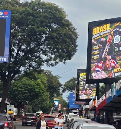 Los carteles instalados a pocos metros del Puente de la Amistad.