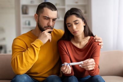 Hombre y mujer decepcionados por un resultado negativo de embarazo.