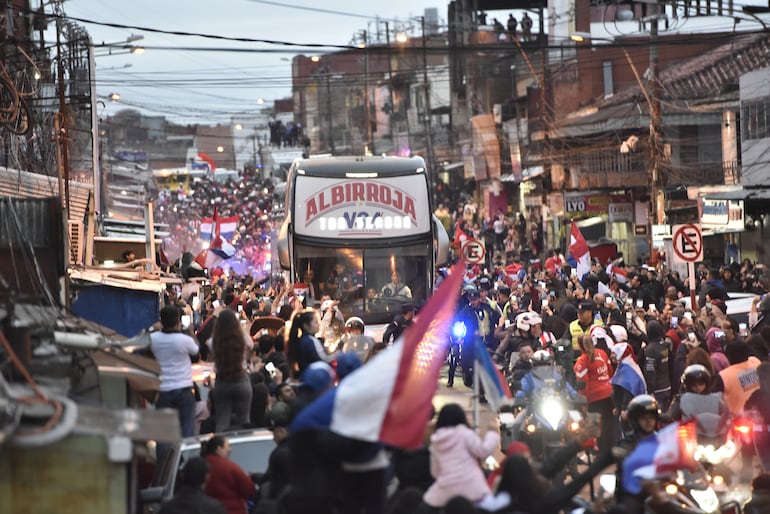 Como es tradicional en partidos de Eliminatorias jugando en casa. El bus de la Albirroja se introduce en el corazón del Mercado 4.