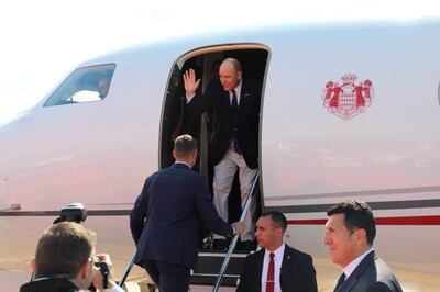 El príncipe Alberto II de Mónaco se despide al finalizar su visita oficial a Paraguay.