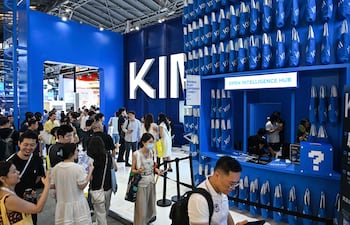 Personas visitan el estand de Moonshot AI, donde se presenta el modelo de inteligencia artificial Kimi K3, durante la Conferencia Mundial de Inteligencia Artificial (WAIC), en Shanghái, el 18 de julio de 2026.