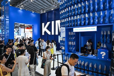 Personas visitan el estand de Moonshot AI, donde se presenta el modelo de inteligencia artificial Kimi K3, durante la Conferencia Mundial de Inteligencia Artificial (WAIC), en Shanghái, el 18 de julio de 2026.