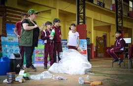 Niños de la Escuela Padre Guido Coronel de Minga Guazú reciben clases de educación ambiental por parte del Mades.