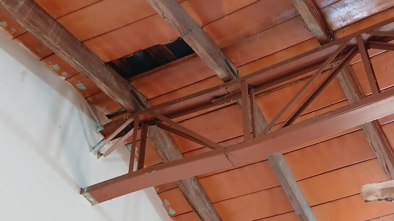 El techo, el maderamen y la viga de metal presentan peligroso deterioro.
