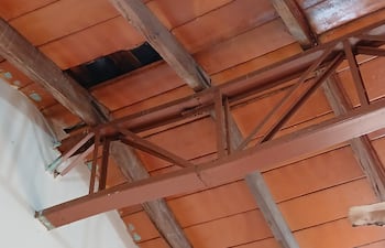Techo deteriorado en la Escuela Básica N° 6.708 Nuestra Señora de las Mercedes de Ciudad del Este.