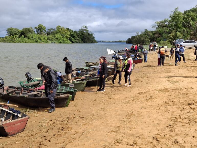 Ayolas rememora su pasado con una competencia de canoa