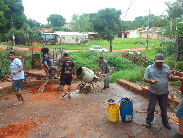 Vecinos hacen la famosa "vaquita" para reparar en forma provisoria el precario puente de la zona y evitar que sigan aislados.