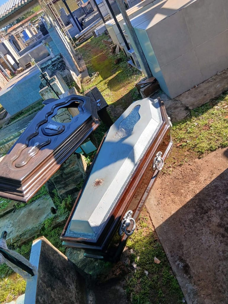 Cementerio con ataúdes visibles en un entorno solitario y tranquilo, resaltando la solemnidad del lugar.