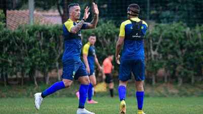 Lucas Barrios congratula a Marcelo de la Cruz Pérez, "Mbapérez", por su anotación.