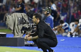 El entrenador uruguayo, Jorge Bava observando desde el área técnica azulgrana el encuentro entre Sportivo 2 de Mayo y Cerro Porteño, disputado en el Estadio Rio Parapití, en Pedro Juan Caballero.