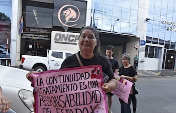 Manifestación de pacientes oncológicos frente de la Dirección Nacional de Contrataciones Públicas, por falta de medicamentos.