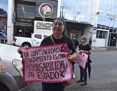 Manifestación de pacientes oncológicos frente de la Dirección Nacional de Contrataciones Públicas, por falta de medicamentos.