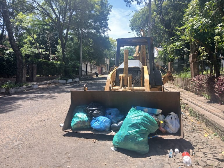En la intersección de las calles 14 de Mayo y Colón, a solo 100 metros de la Municipalidad, un tractor es utilizado para juntar basuras.
